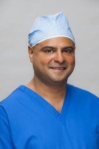 Dr. Nakul Karkare con bata azul